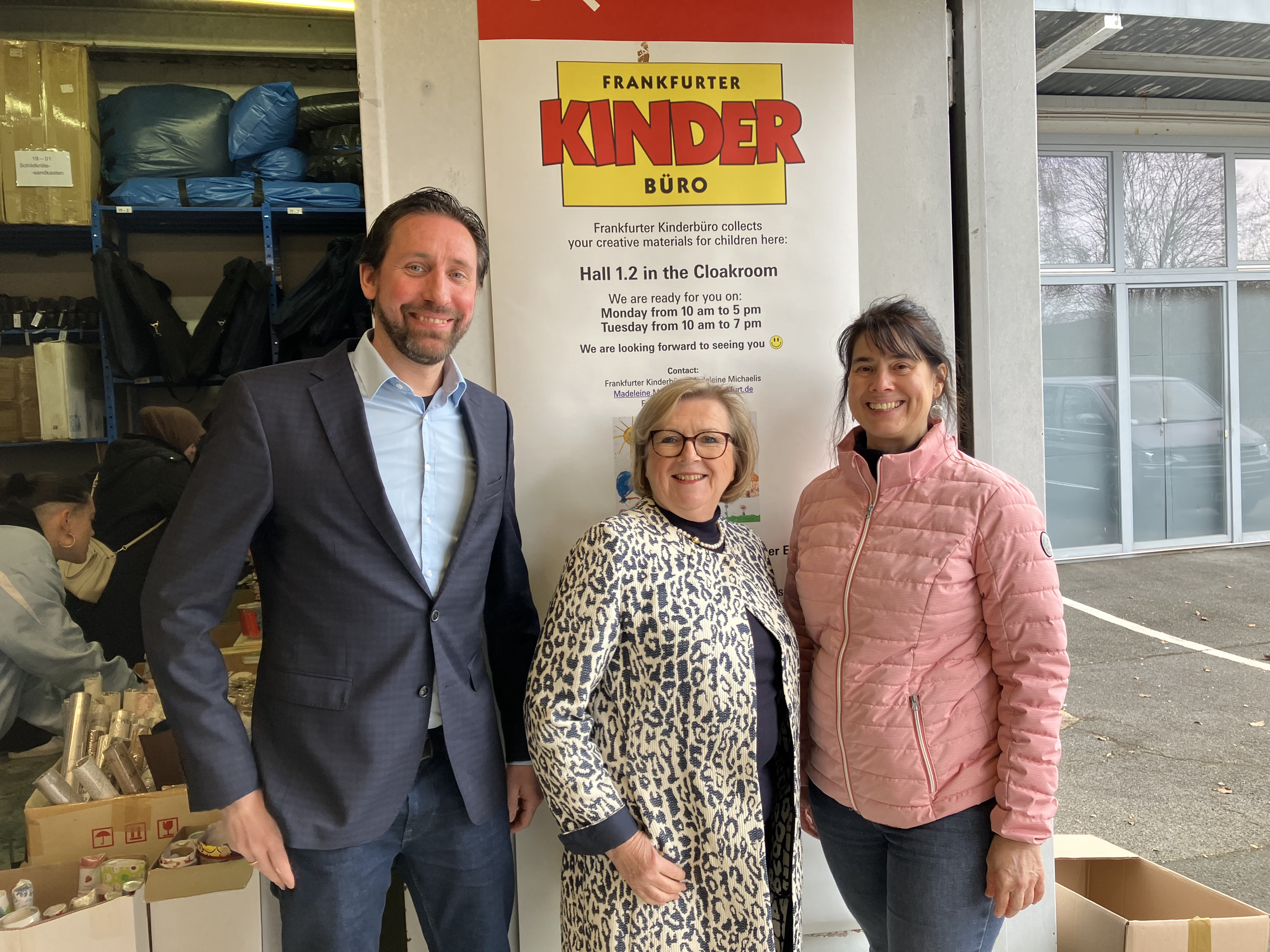 (From left to right:) Christopher Huth and Eva Olbrich of the Creativeworld team hand over the creative art supplies donated by Creativeworld exhibitors to Madeleine Michaelis of the Frankfurter Kinderbüro