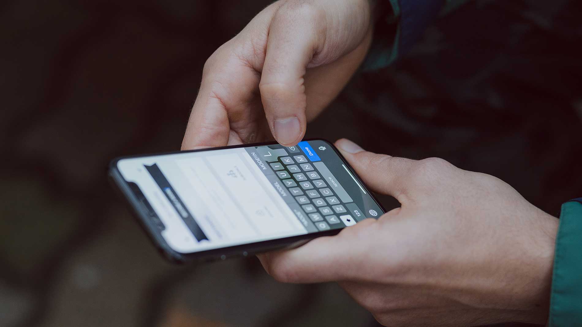 Smartphone in den Händen