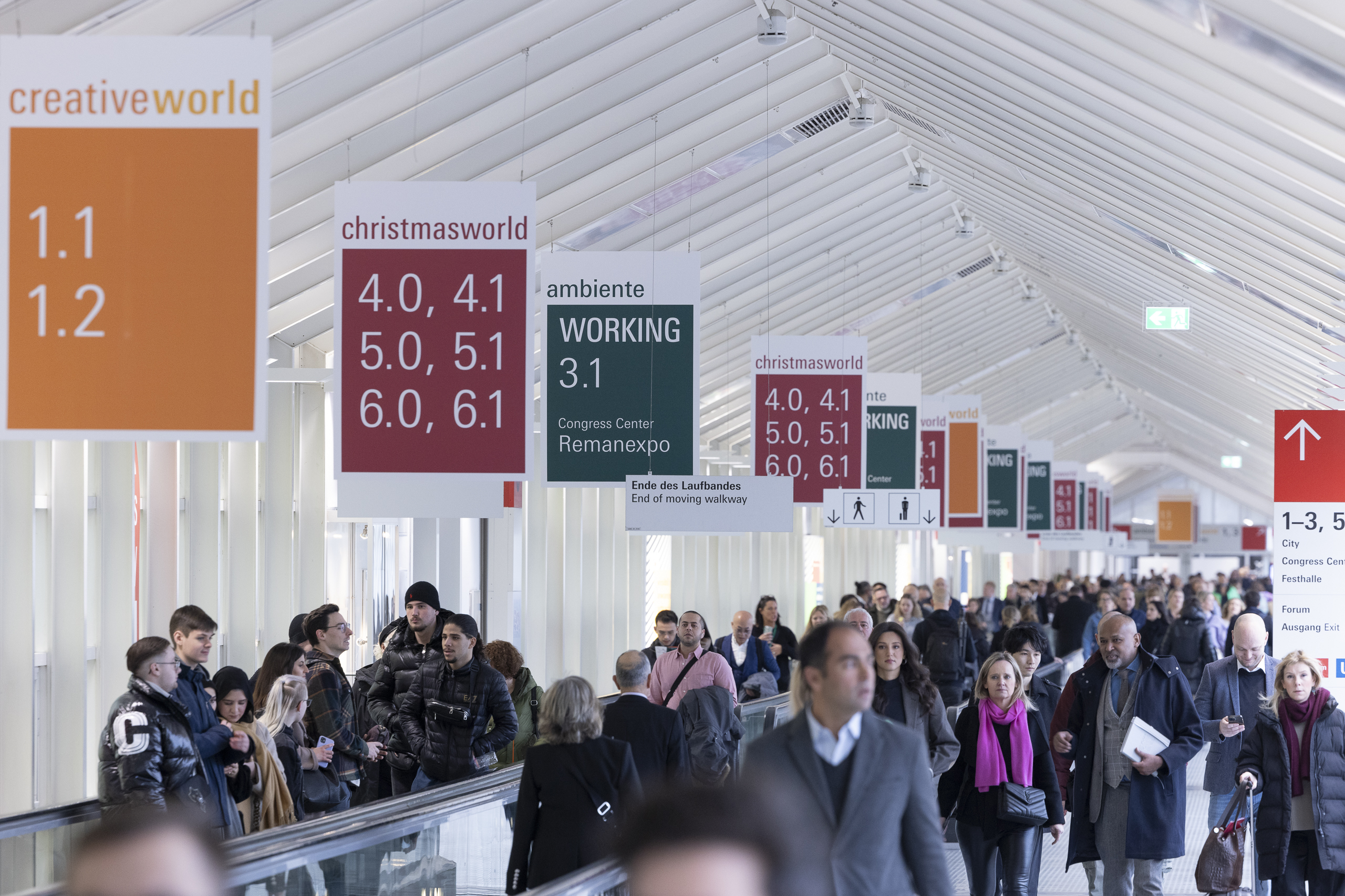 Messebesucher auf der Via Mobile der Messe Frankfurt