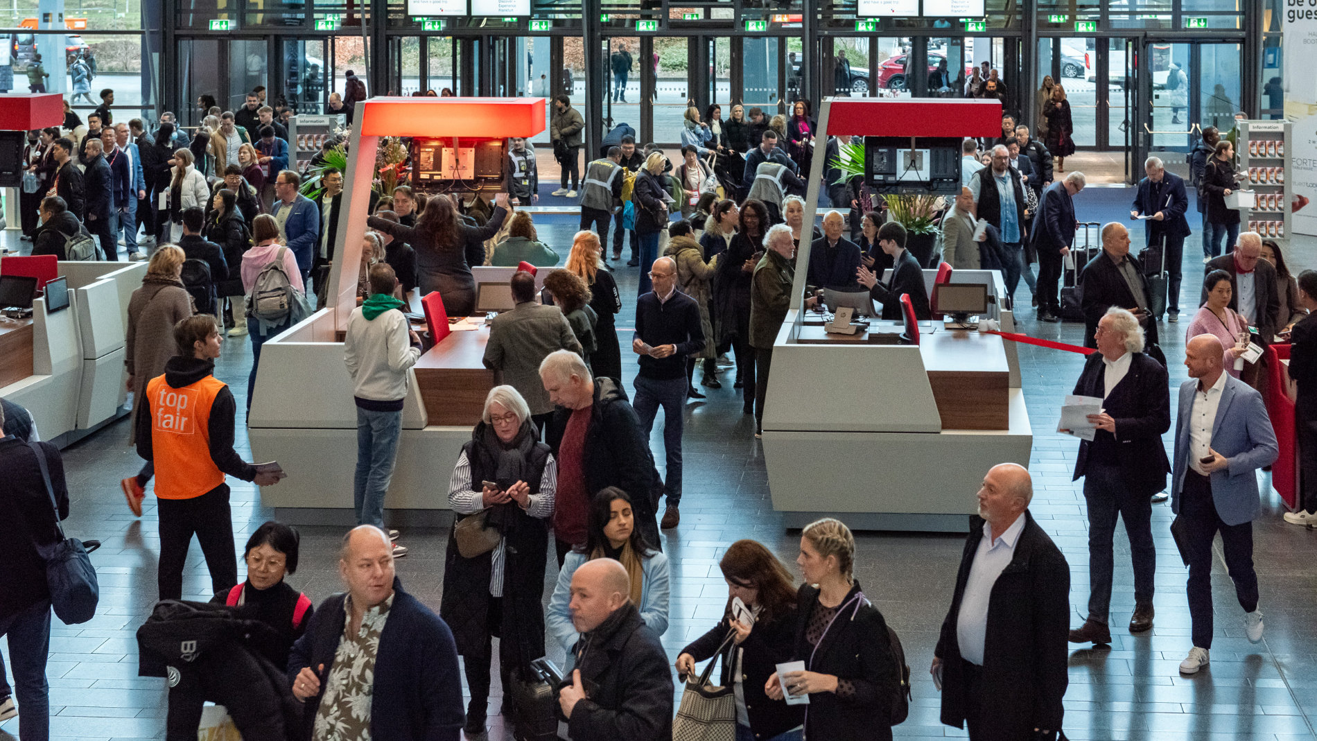 Menschen am Eingang der Messen Ambiente, Christmasworld und Creativeworld