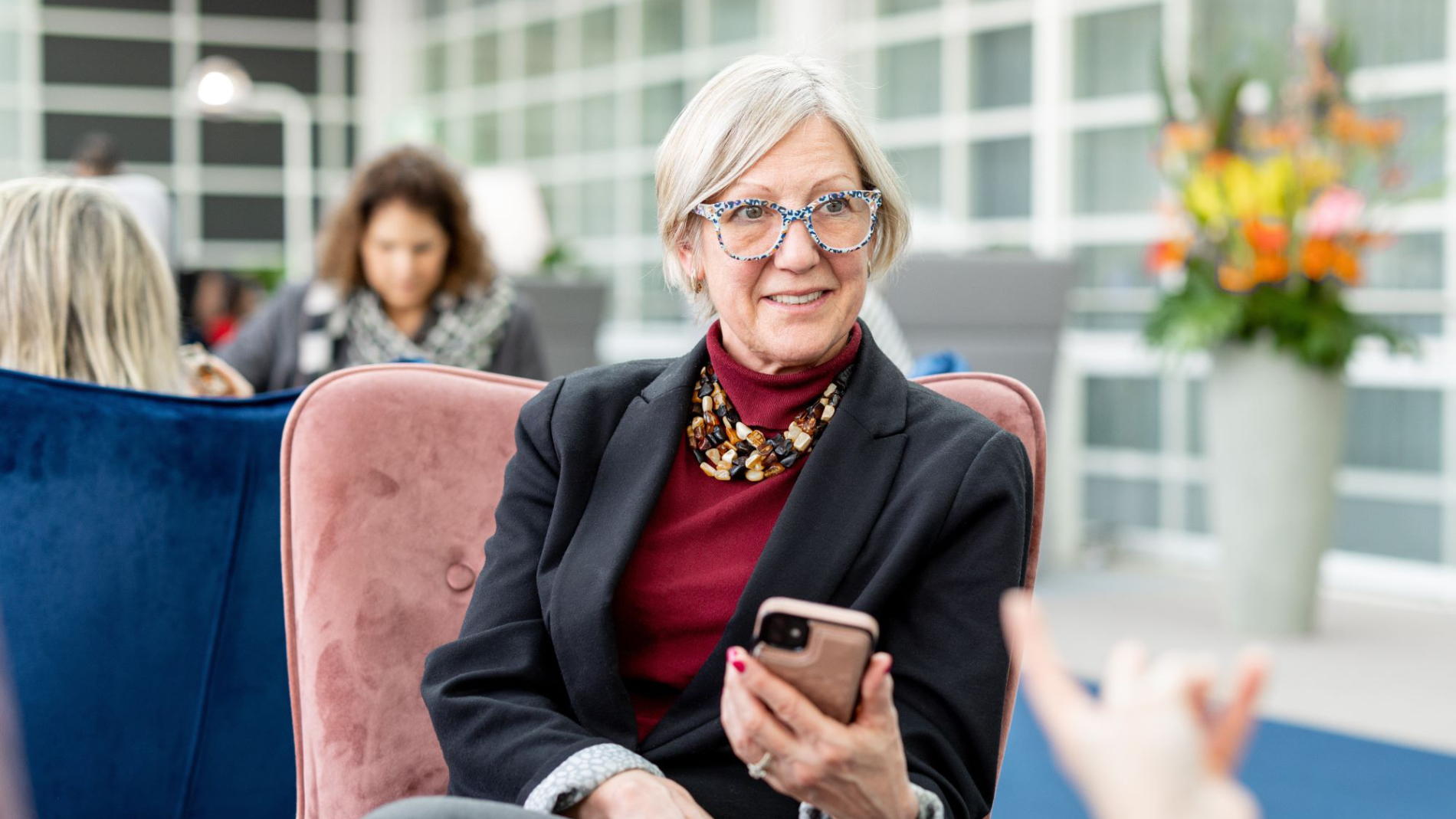 Eine Frau hält ein Smartphone in der Hand