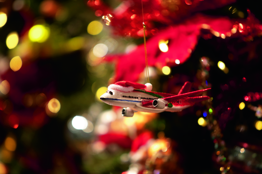 Flugzeug als Weihnachtsbaumschmuck