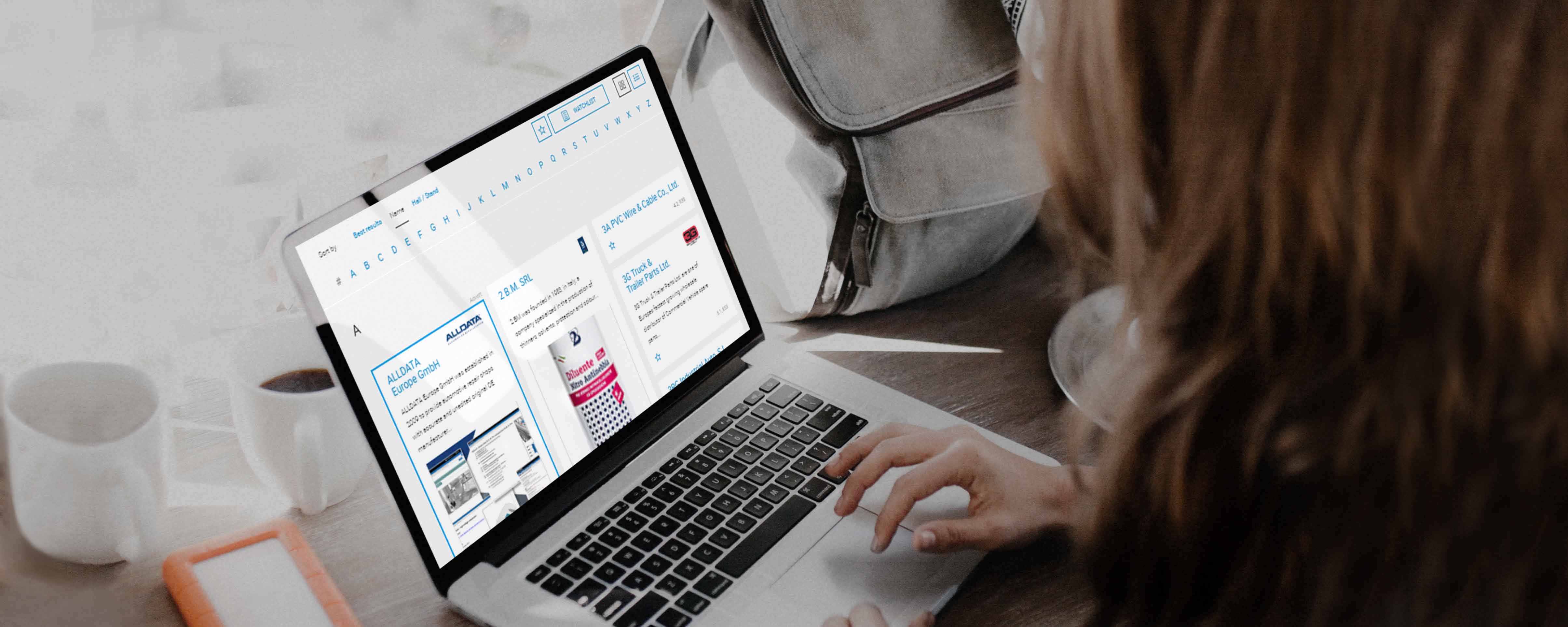 Frau nutzt die Aussteller- und Produktsuche der Messe Frankfurt