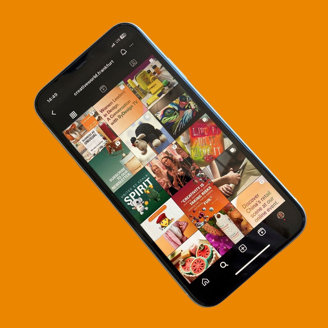 Smartphone mit dem Instagram Profil von Creativeworld