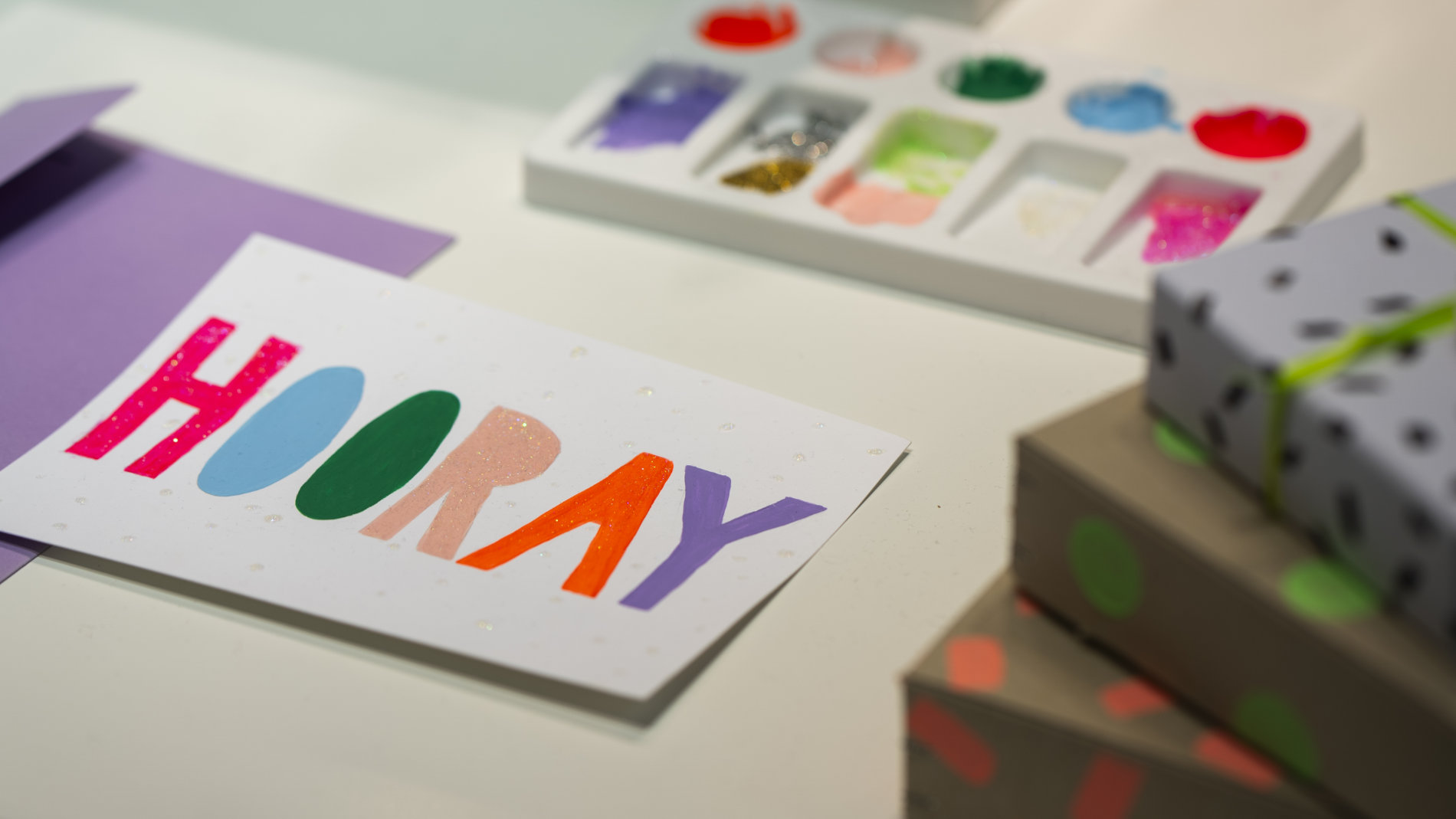 Creativeworld: Blatt Papier mit HOORAY gemalt