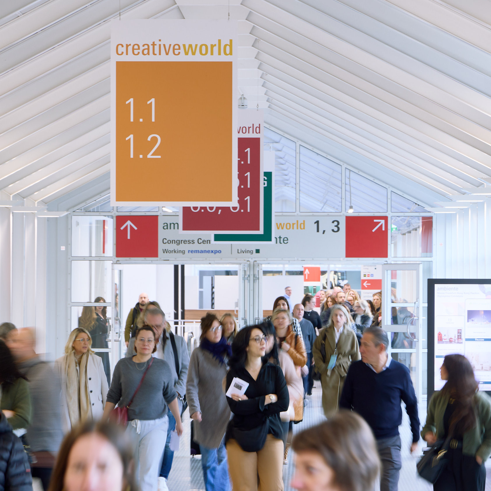 Messebesucher laufen die Gänge auf der Creativeworld