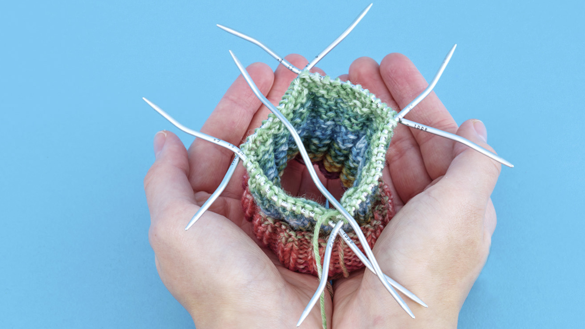 Hände halten Nadelspiel