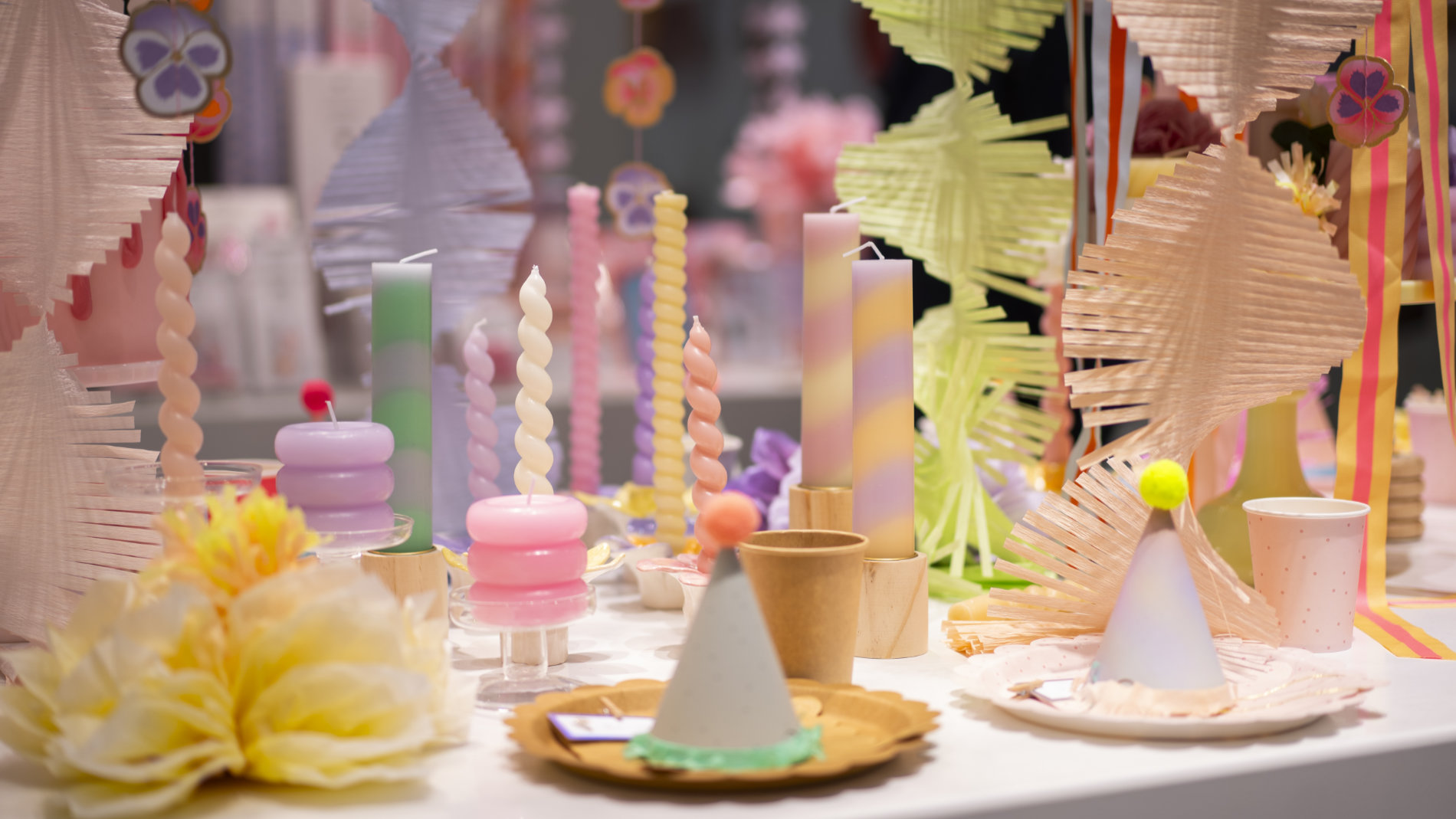 bunt gedeckter Tisch auf der Creativeworld