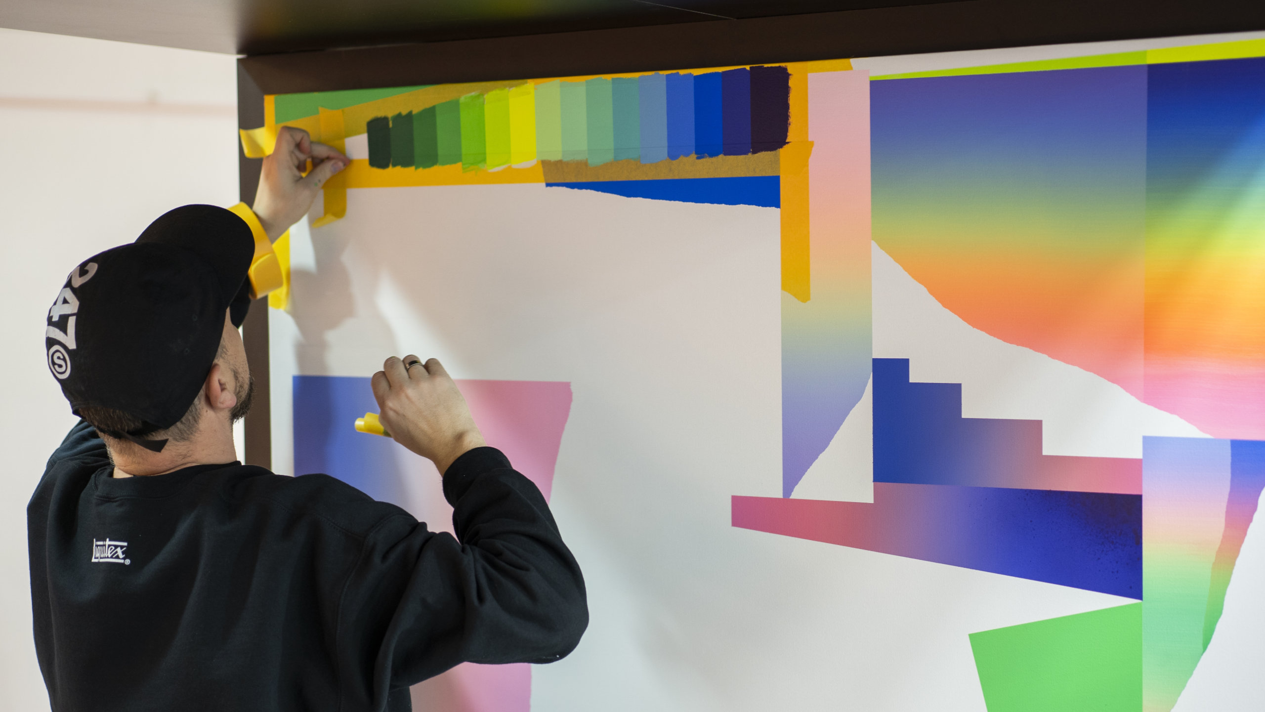 junger Mann malt an einer Wand auf der Creativeworld