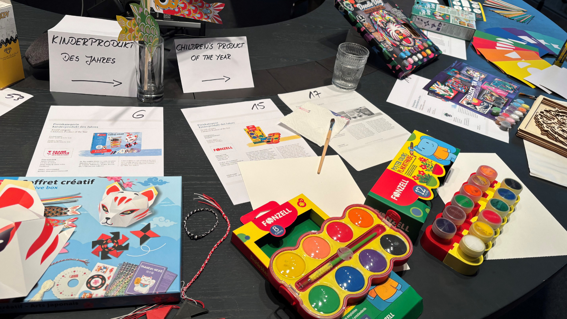 Einblick in die Juryarbeit zum Creative Impulse Award 2026: Die eingereichten Produkte werden direkt am Material, in der Anwendung und im Vergleich der Kategorien geprüft. Foto: Messe Frankfurt