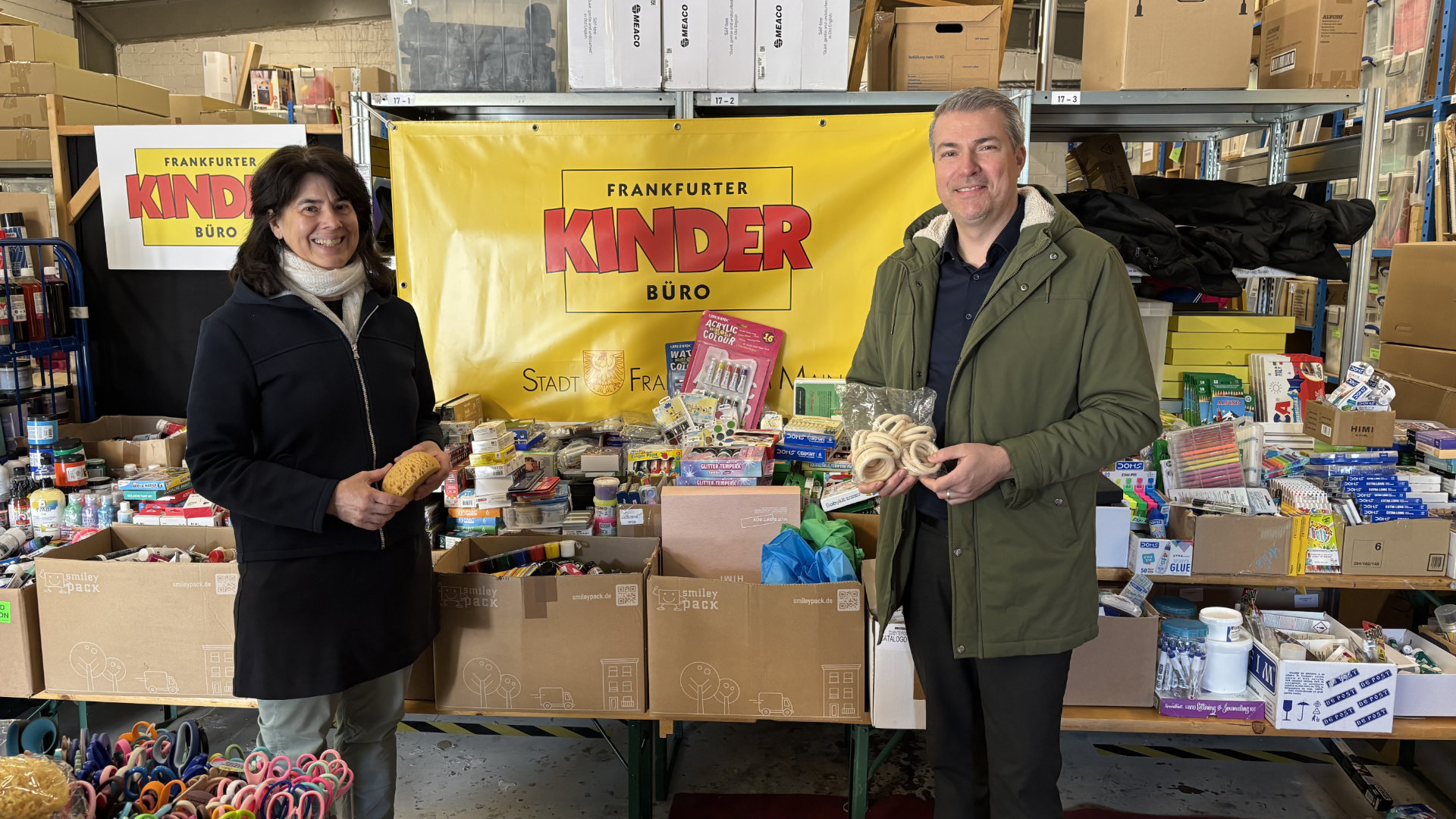 Madeleine Michaelis (Frankfurt Children’s Office, left) is delighted to receive the donations, presented today by Stefan Schopp, Director Creativeworld. Photo: Messe Frankfurt
