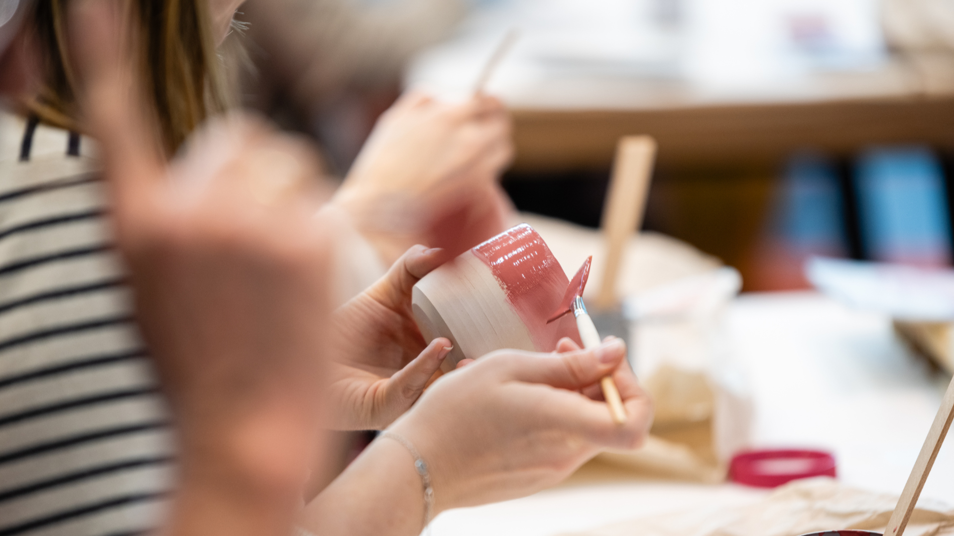 Menschen am Basteln auf der Creative Academy