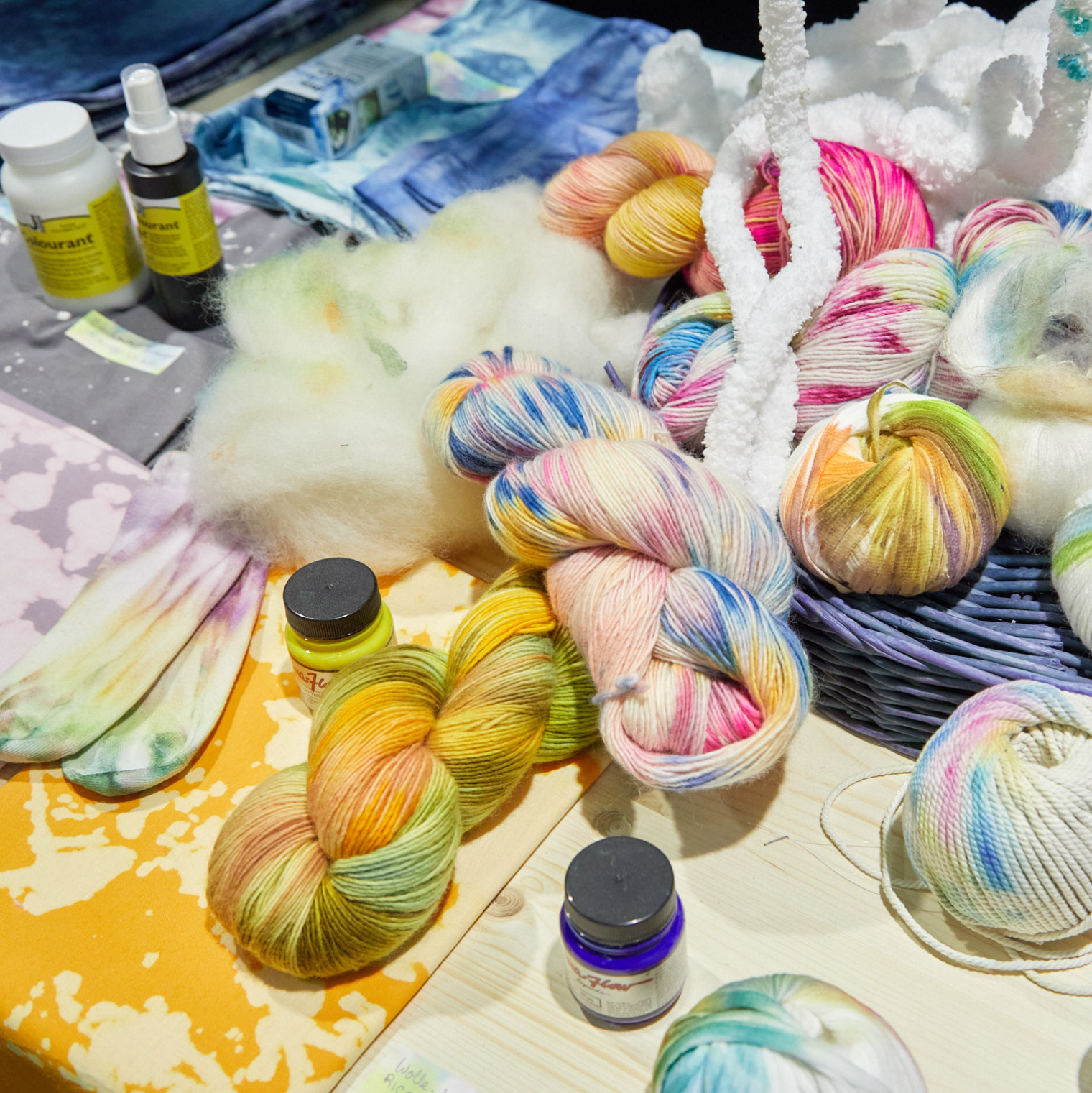 Wool, fabrics and textile dyes at Creativeworld